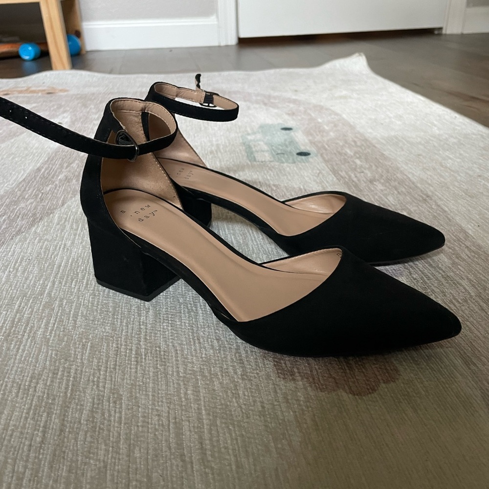 Black low chunk heels